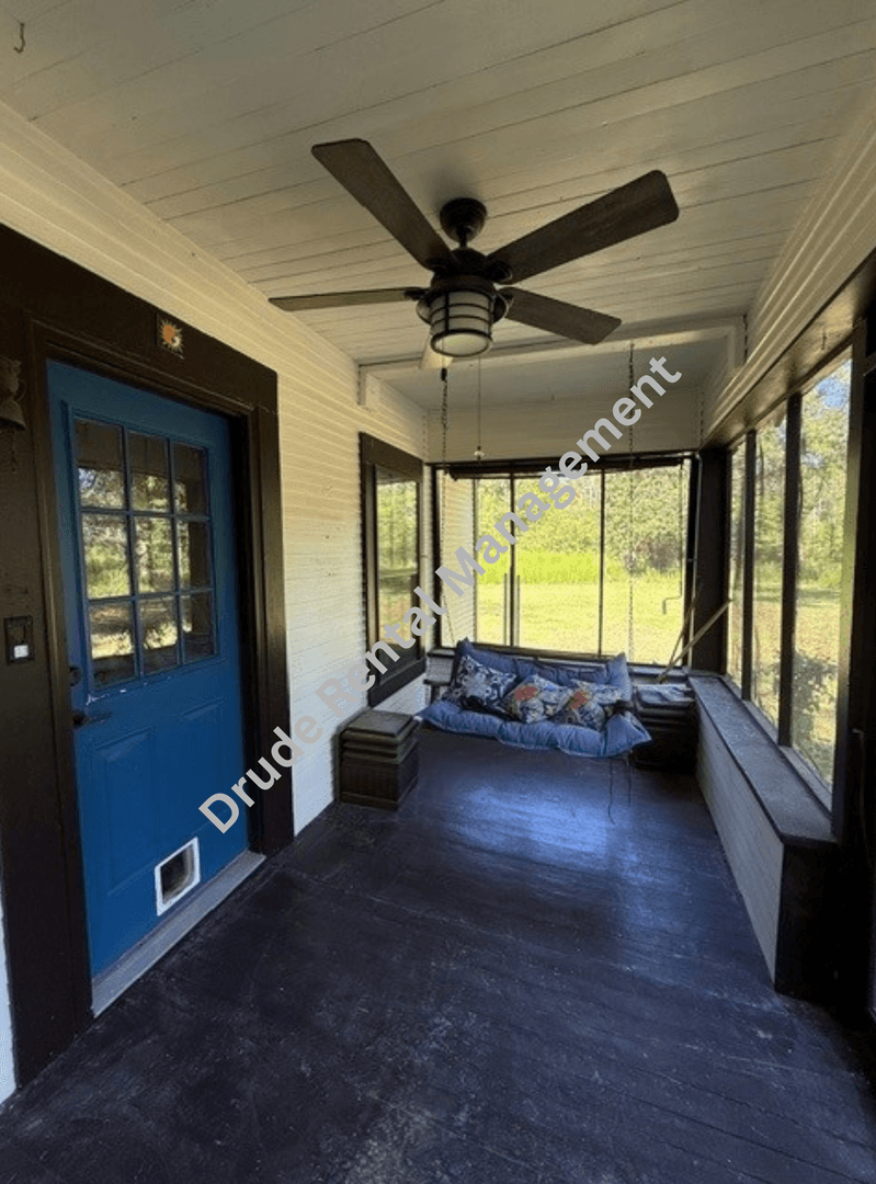 Ponchatoula House: 39649 School Section Road