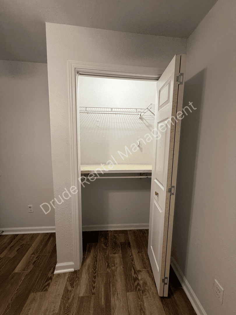 Hammond Apartment: 12461 Wardline Road