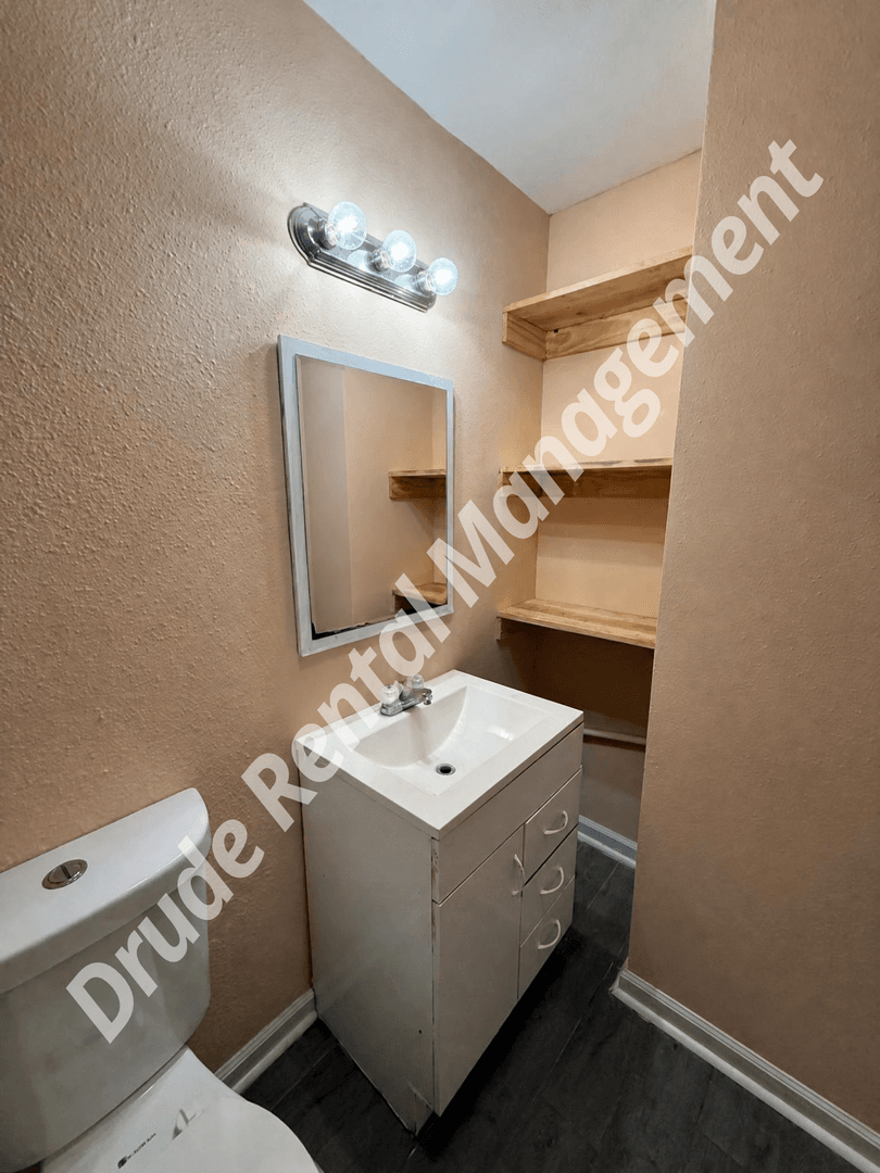 Hammond Apartment: 312 N. Chestnut St.