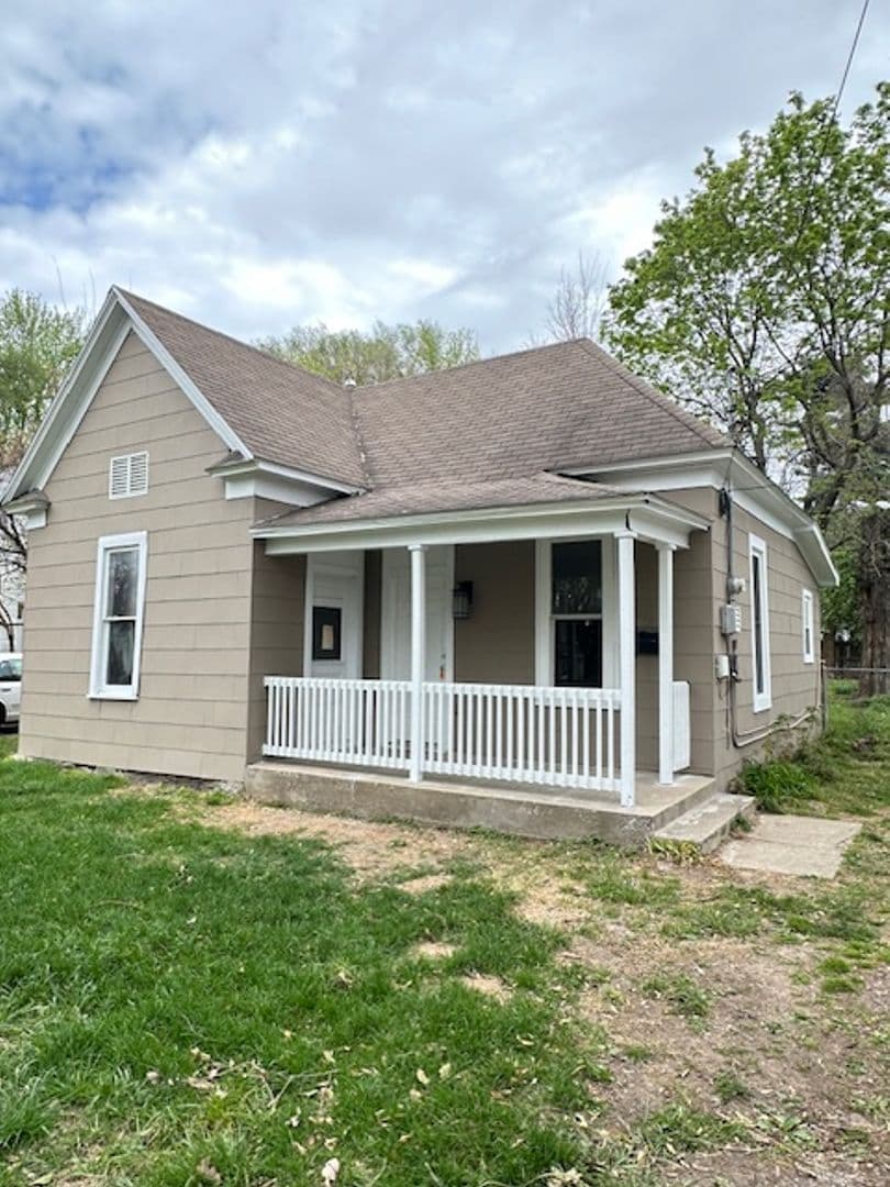 Springfield House: 2216 N. Rogers Ave