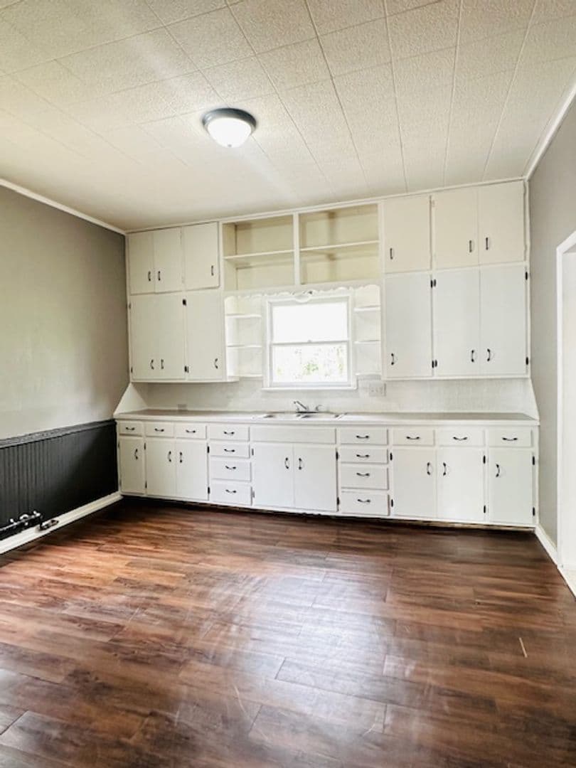 Springfield House: 2216 N. Rogers Ave