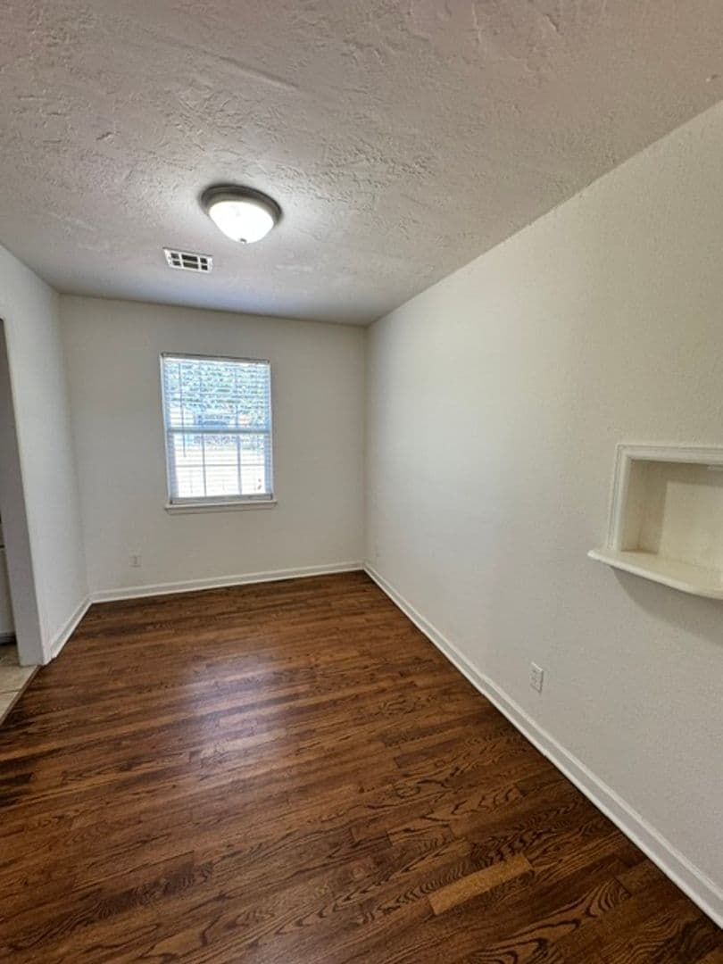 Norman House: 209 W Dale St