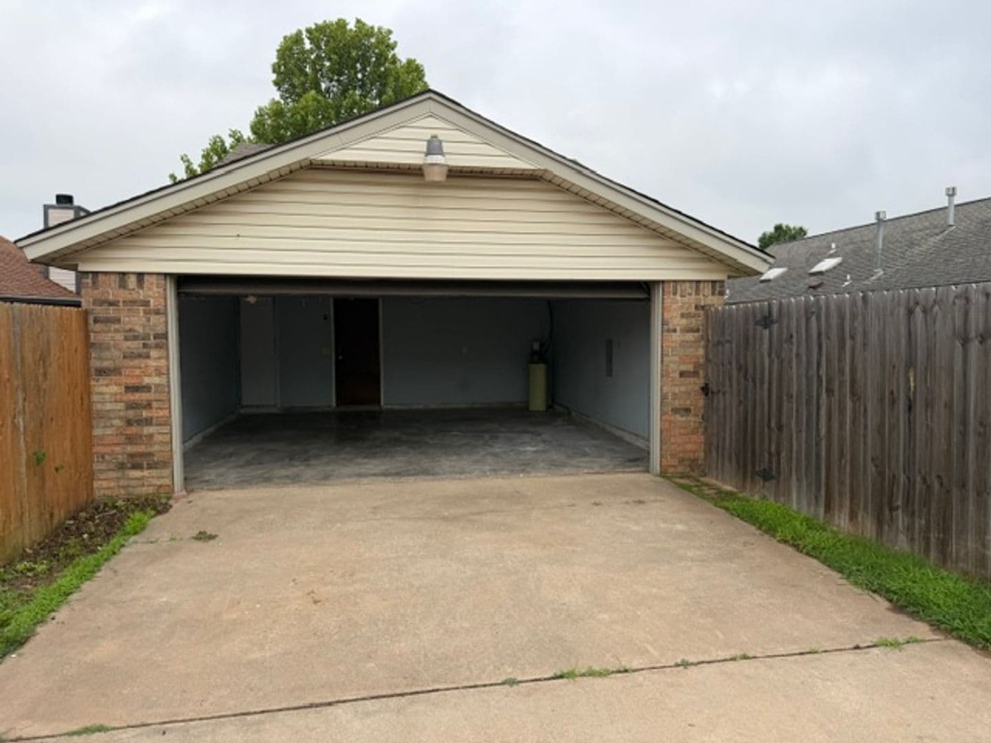 Moore House: 2124 Lonnie Lane