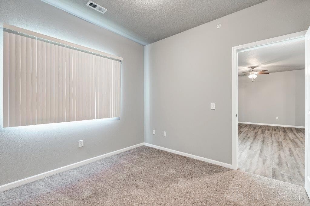 Ankeny Apartment: 5643 NE Lowell Ln