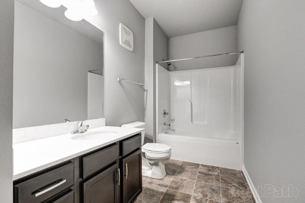 Ankeny Apartment: 5643 NE Lowell Ln