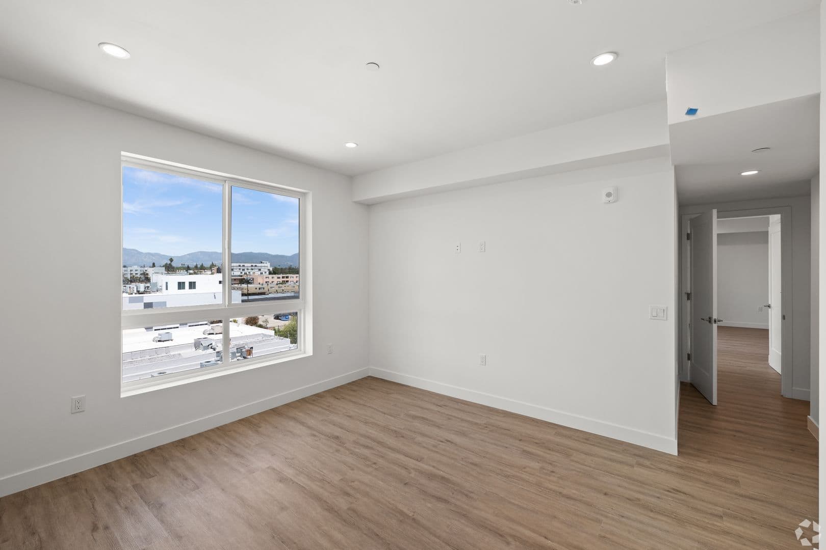 Van Nuys Apartment: 6600 Van Nuys Blvd