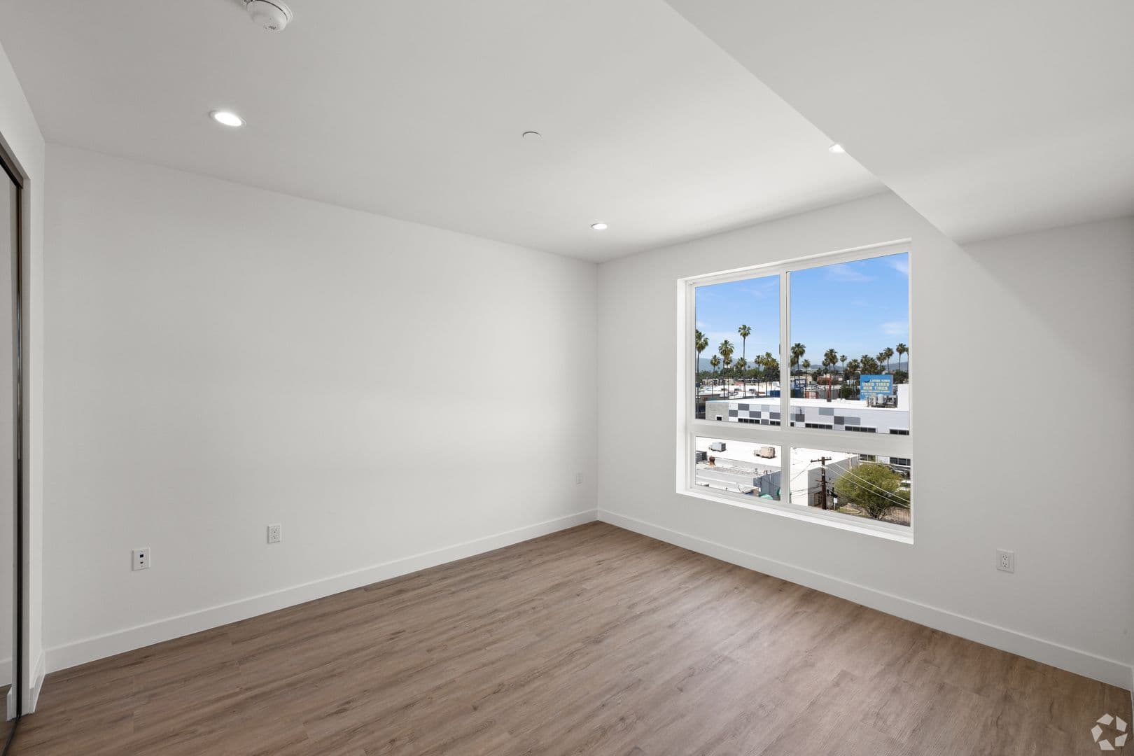 Van Nuys Apartment: 6600 Van Nuys Blvd
