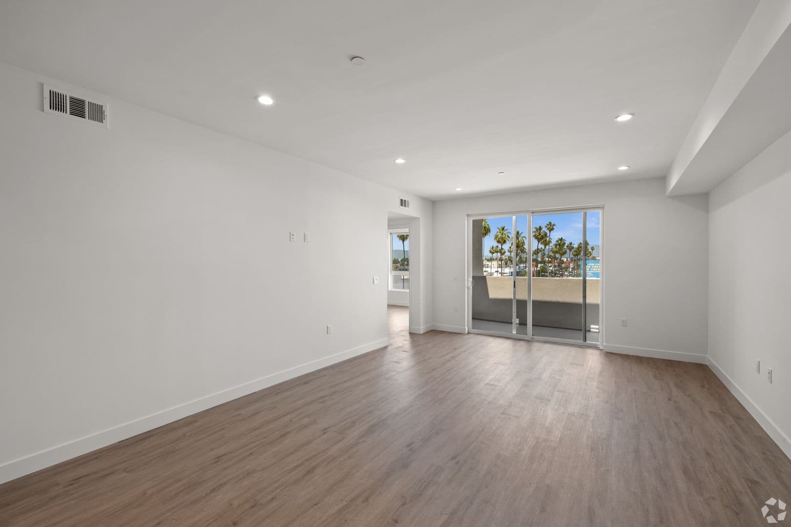 Van Nuys Apartment: 6600 Van Nuys Blvd