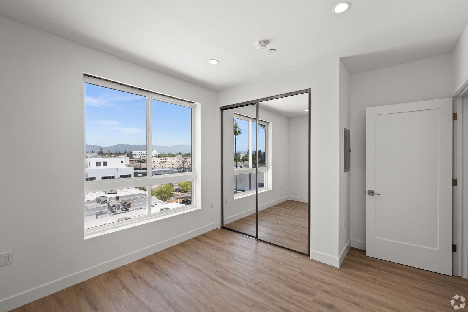 Van Nuys Apartment: 6600 Van Nuys Blvd