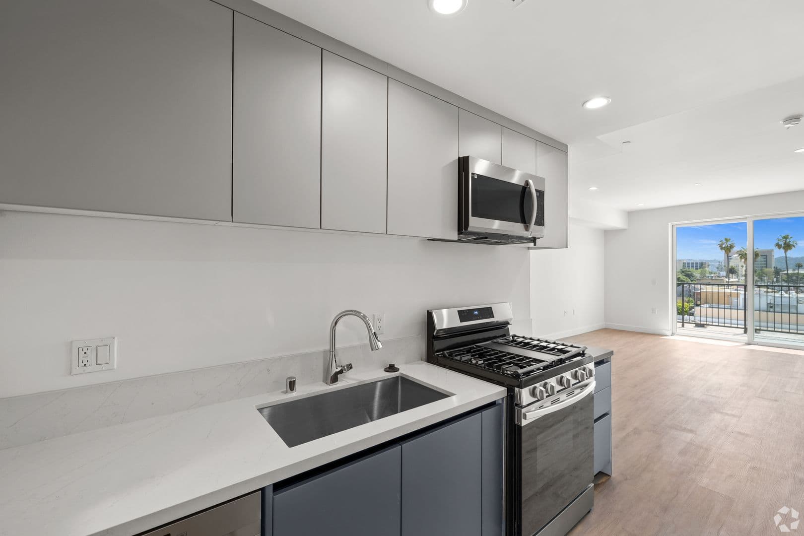 Van Nuys Apartment: 6600 Van Nuys Blvd