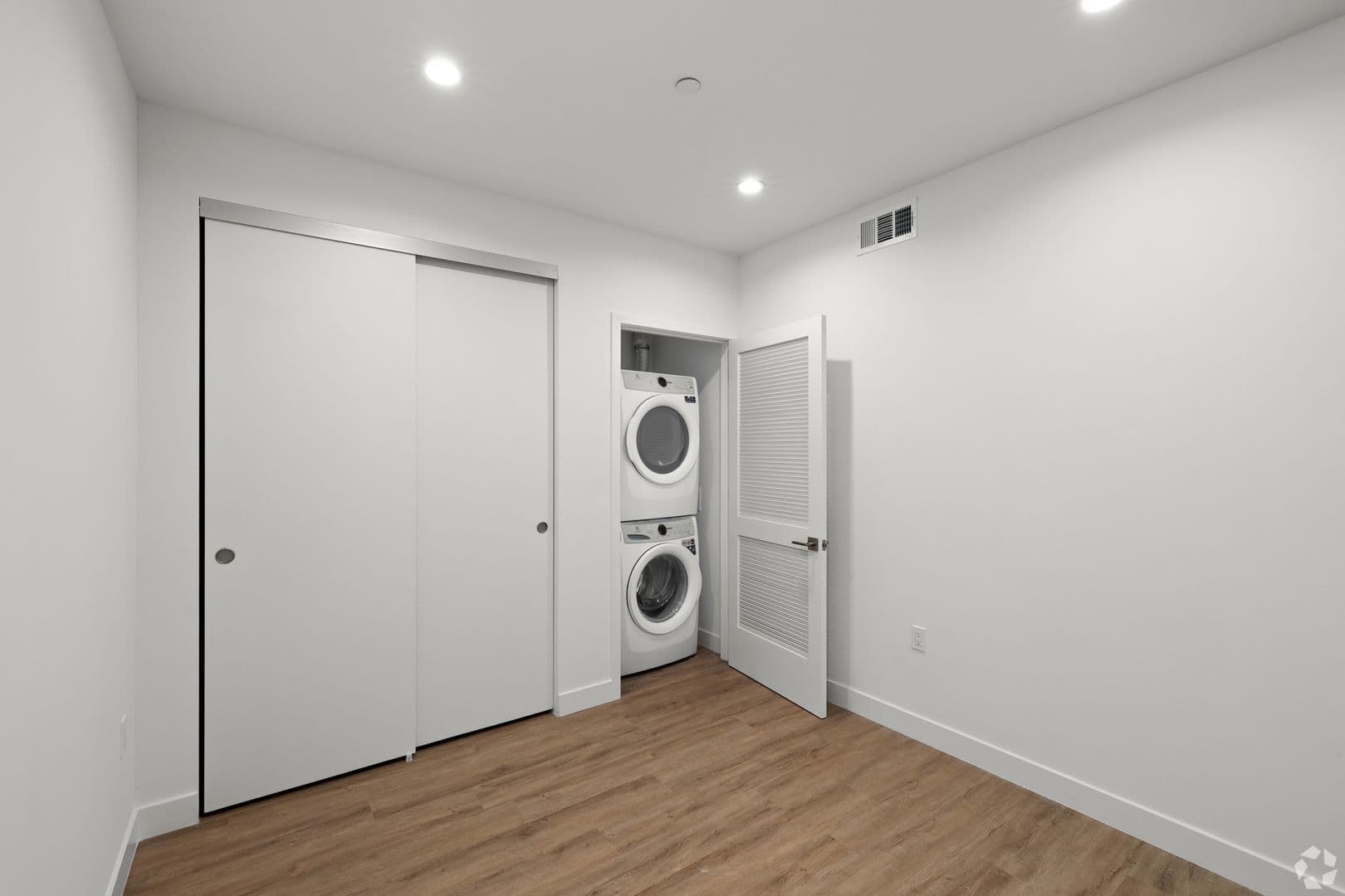 Van Nuys Apartment: 6600 Van Nuys Blvd