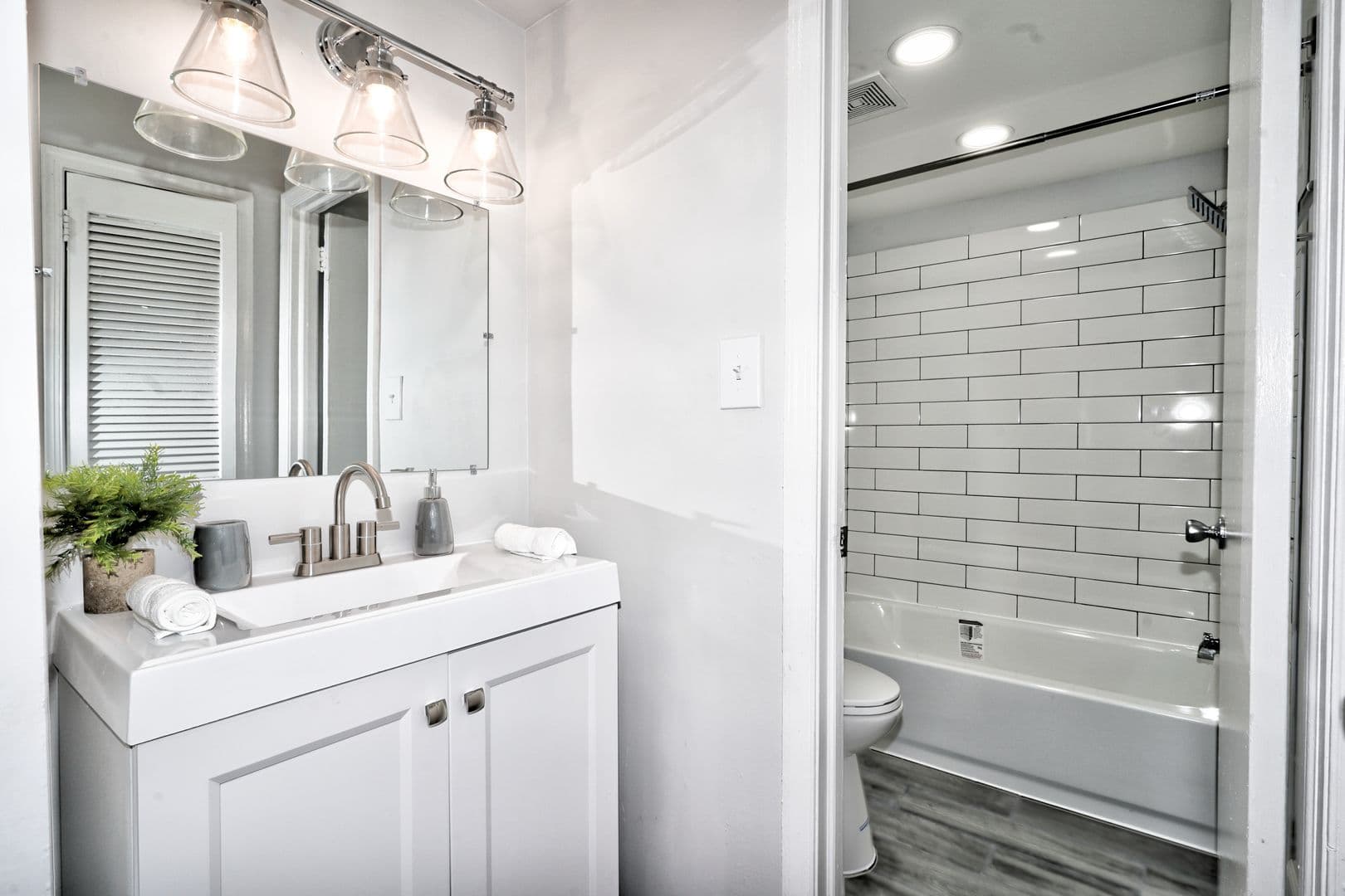 Claymont Apartment: 1000 Cedartree Ln