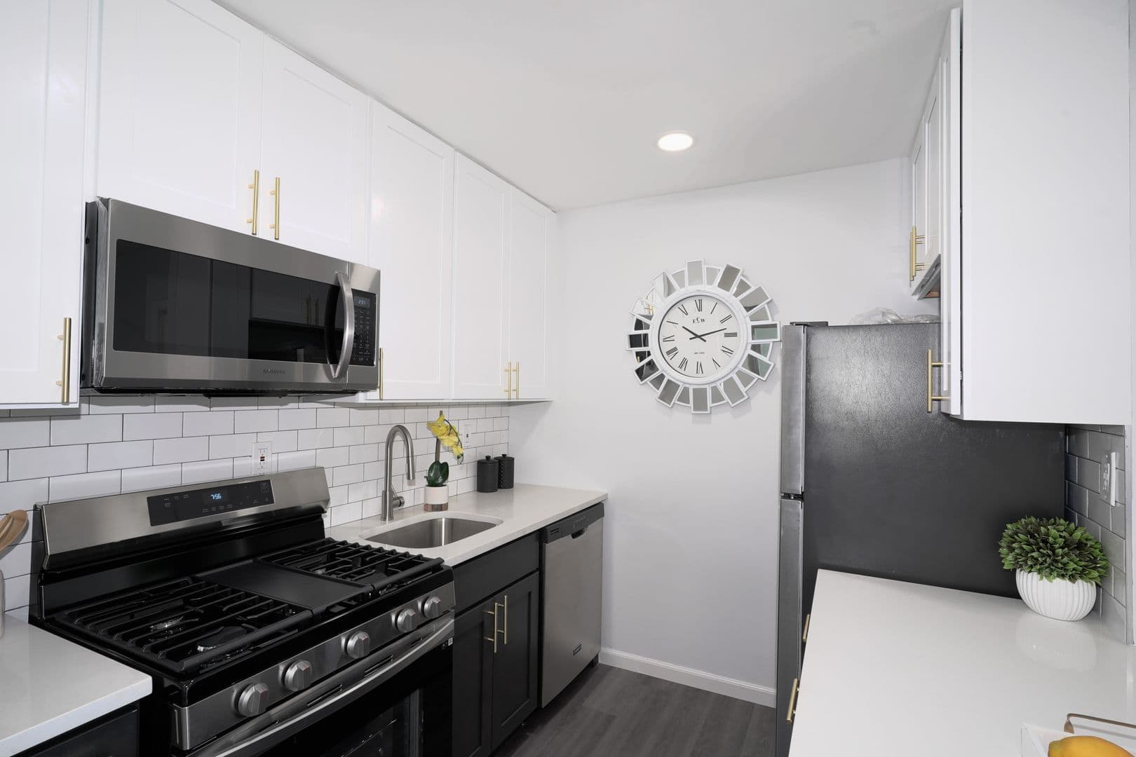 Claymont Apartment: 1000 Cedartree Ln