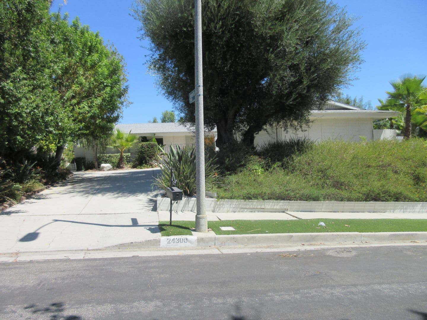 Woodland Hills House: 24300 Hatteras Street