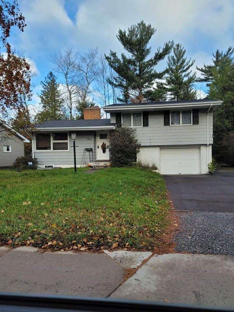 Duluth House: 1211 West Arrowhead Road