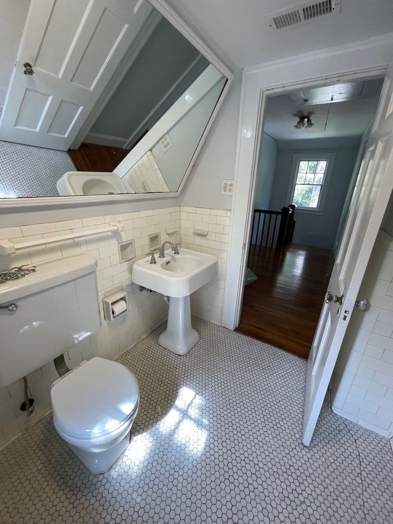 Chapel Hill House: 300 Chase Avenue