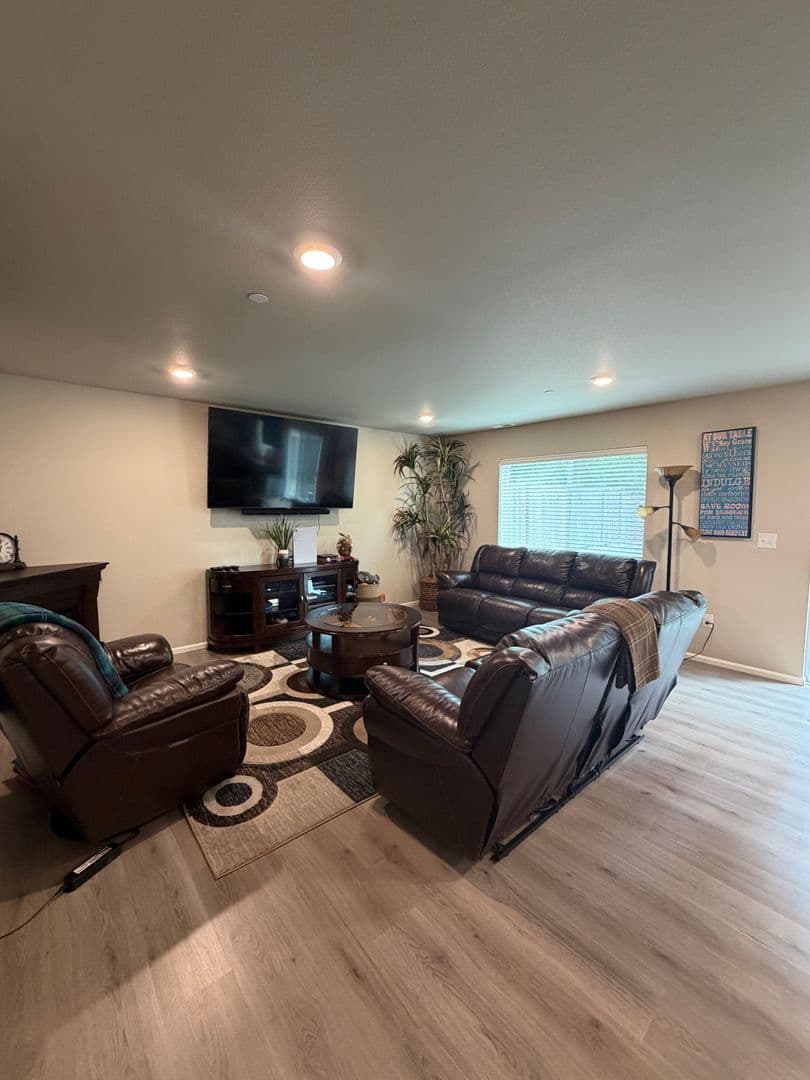 DuPont House: 1110 Swan Loop