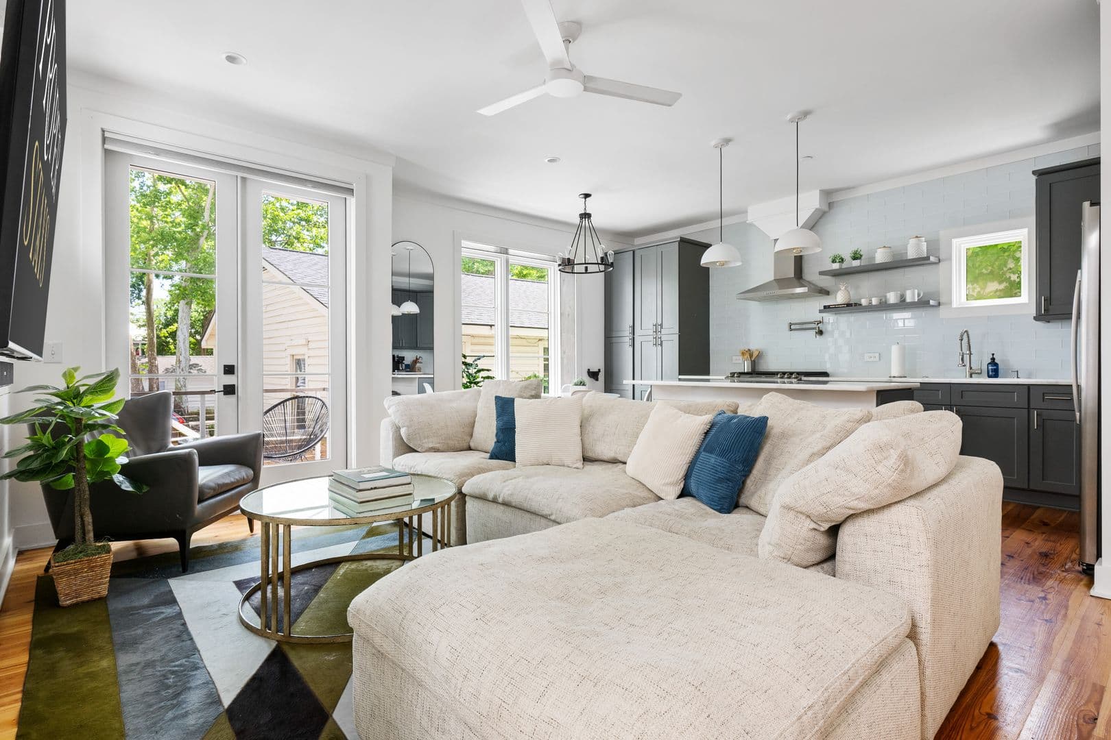 Charleston House: 3 Carrere Court