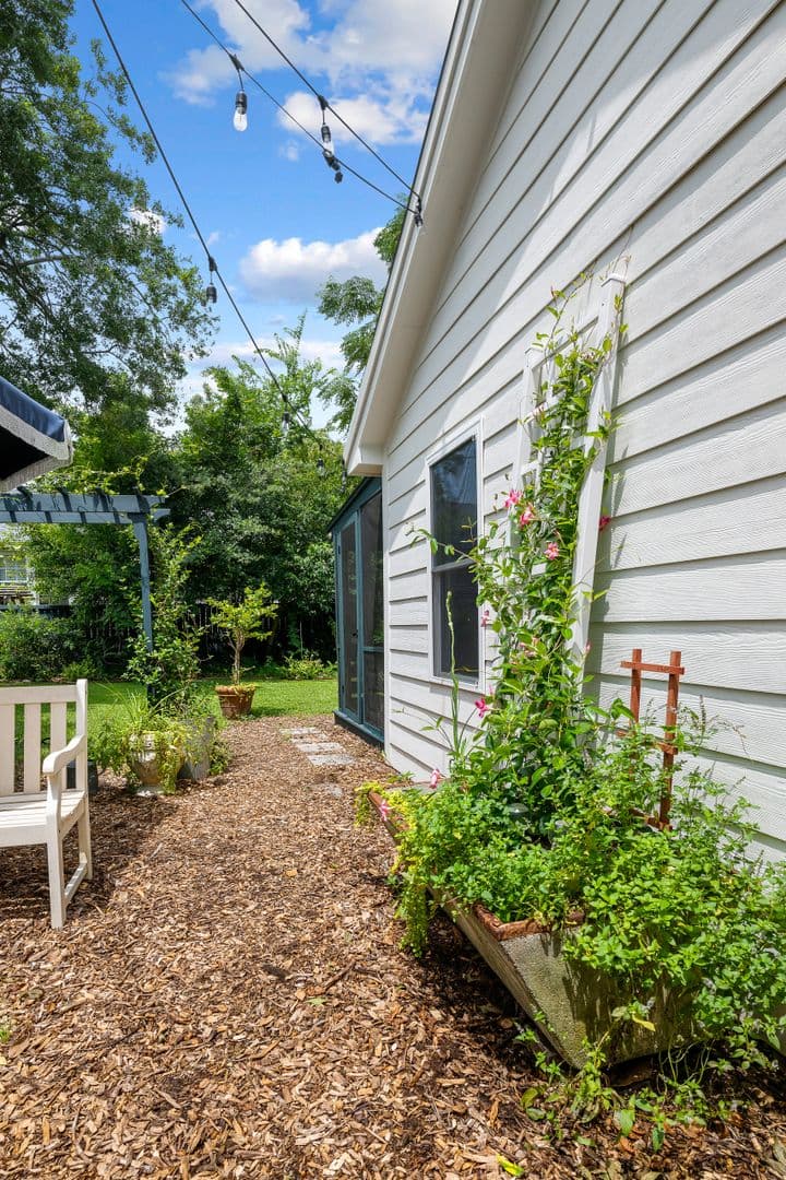 Charleston House: 134 Sans Souci Street