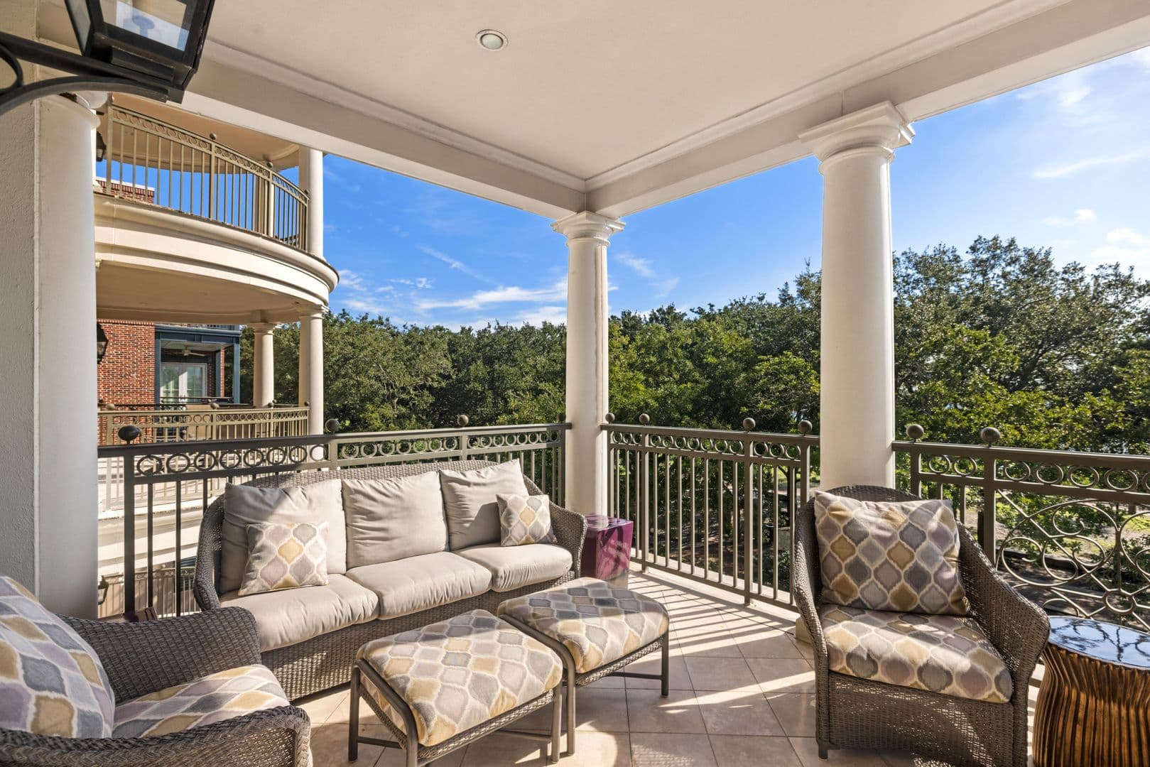 Charleston House: 5 Middle Atlantic Wharf