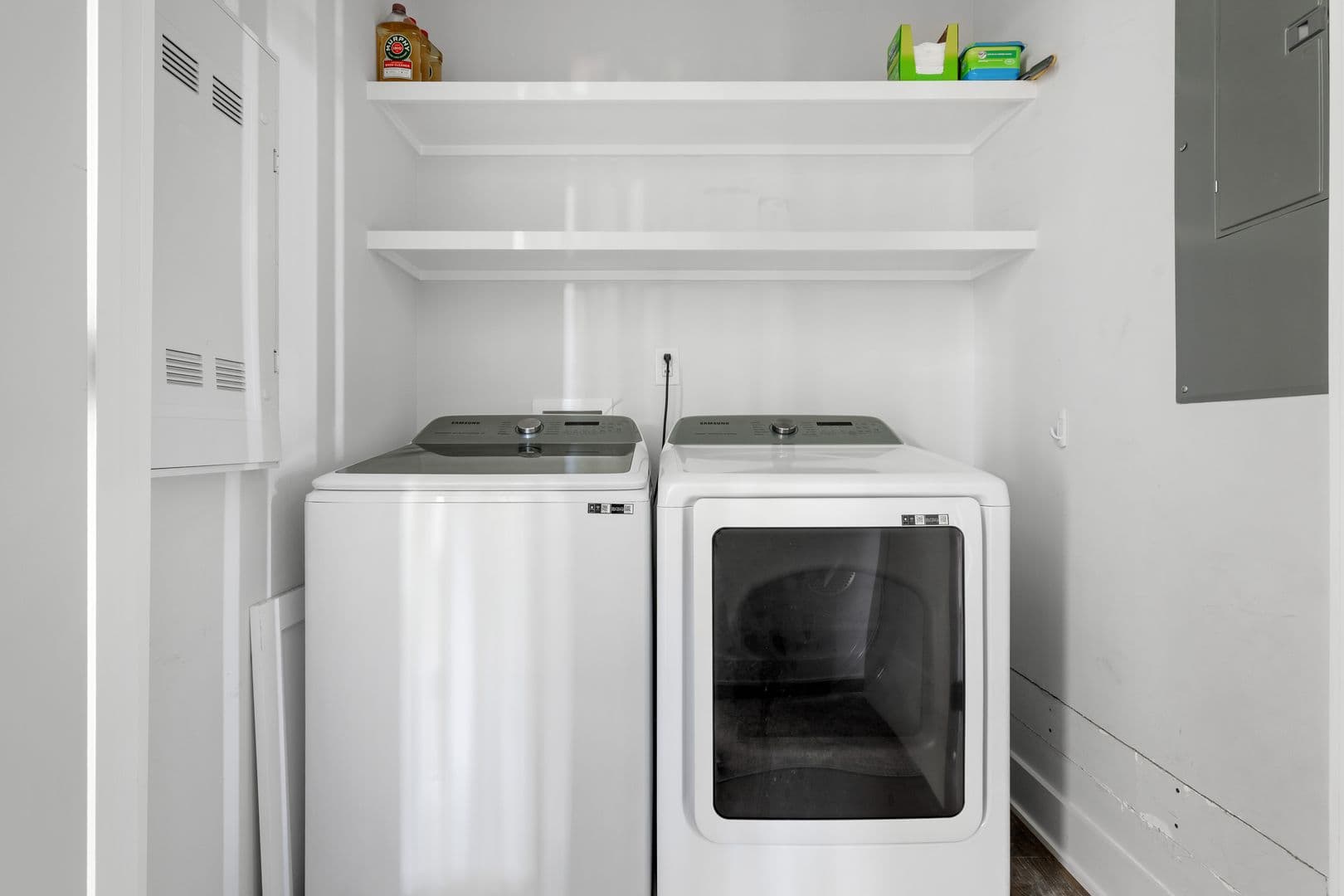 Charleston House: 7 Carrere Court
