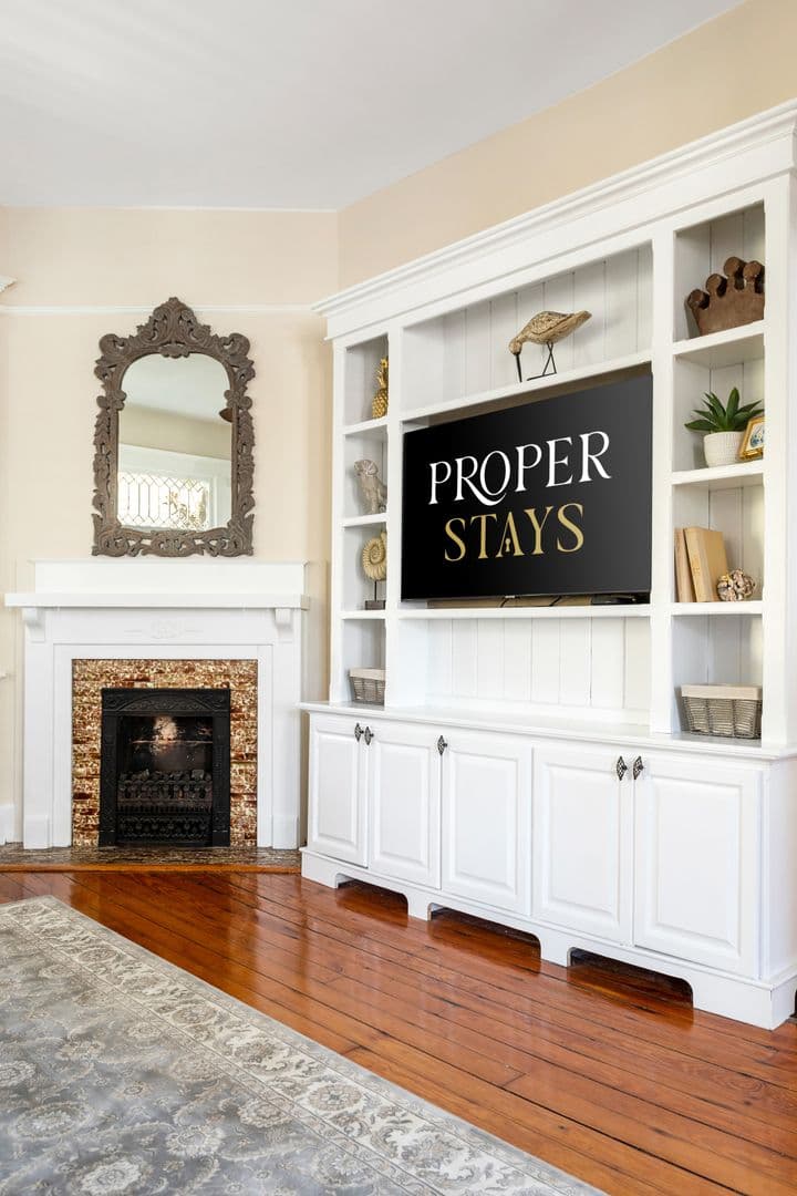 Charleston House: 5 Colonial Street