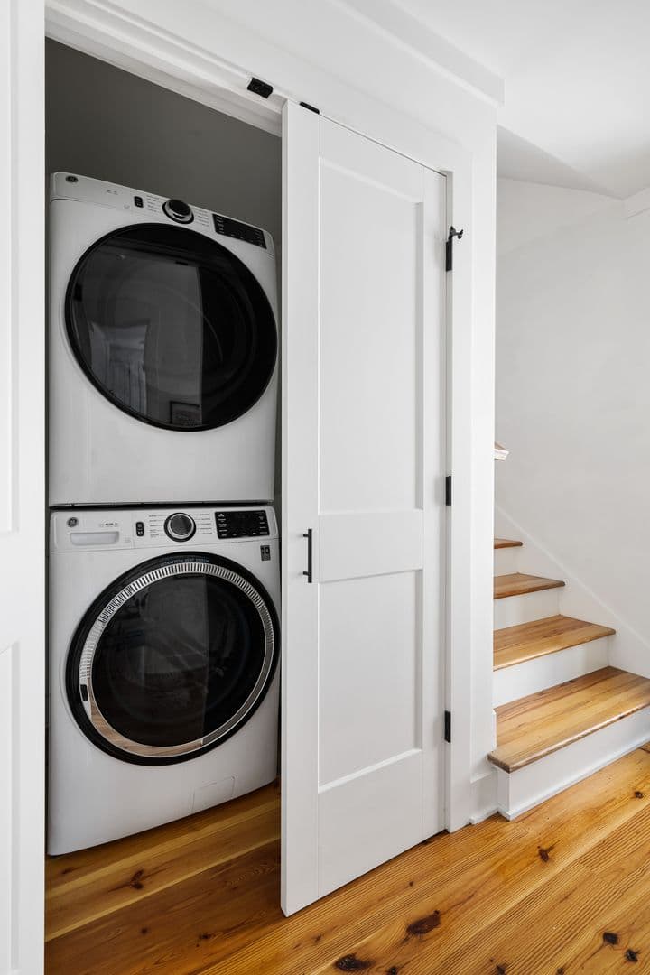 Charleston House: 3 Carrere Court