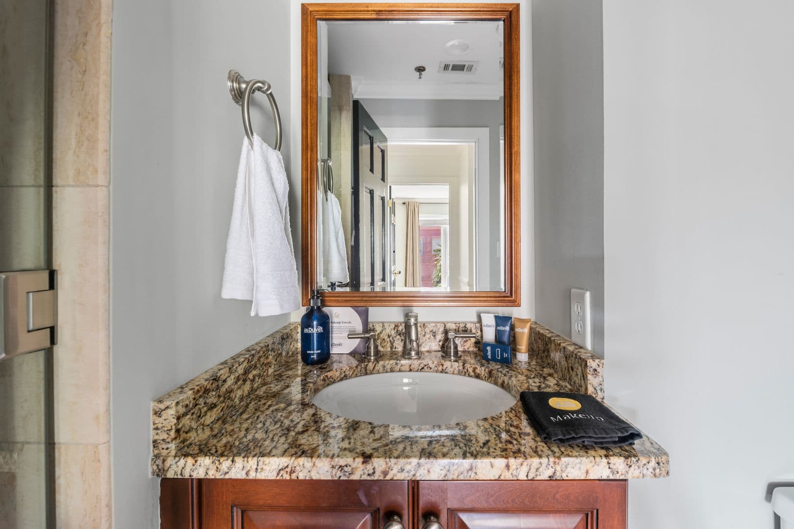 Charleston House: 32 Vendue Range