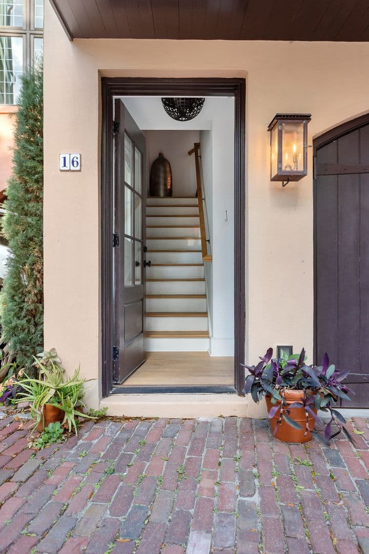 Charleston House: 16 Catfiddle St.