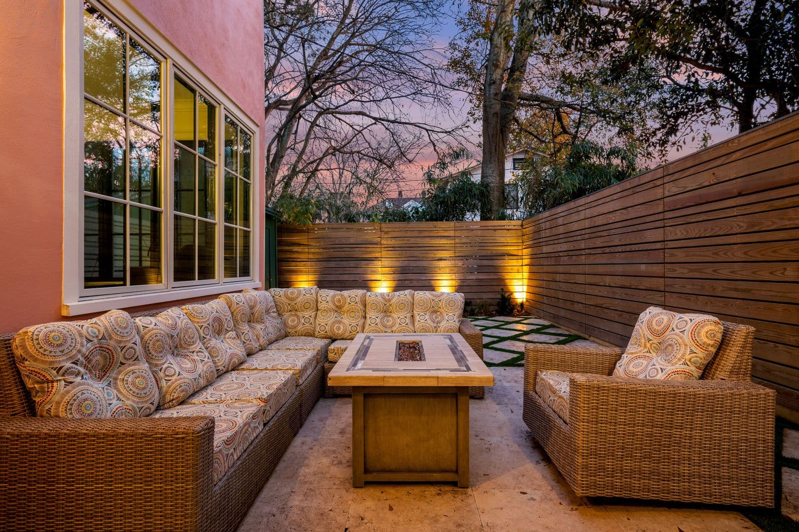 Charleston House: 5 1/2 Bennett Street