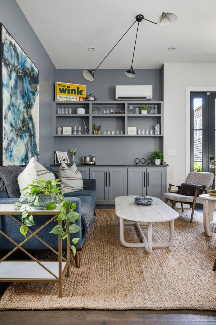 Charleston House: 7 Carrere Court