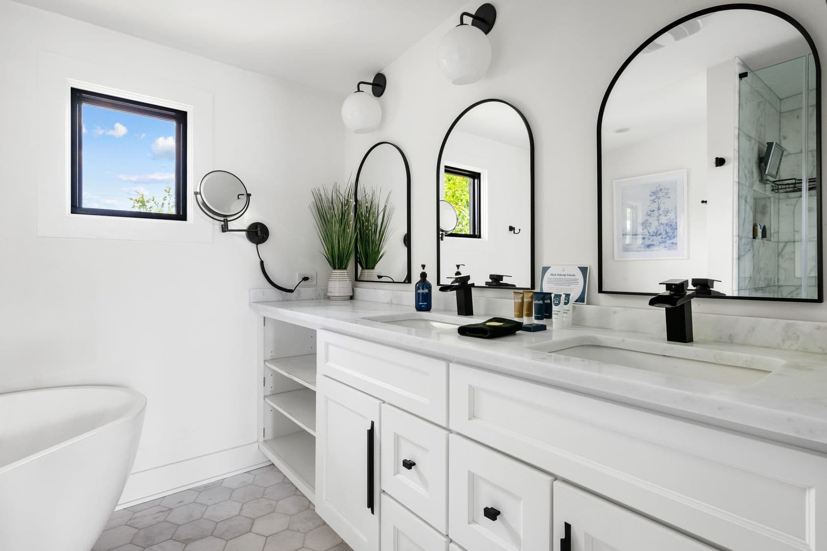 Charleston House: 7 Carrere Court