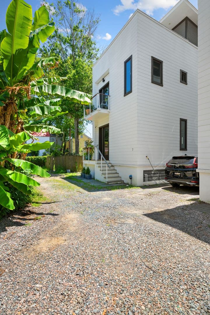 Charleston House: 7 Carrere Court