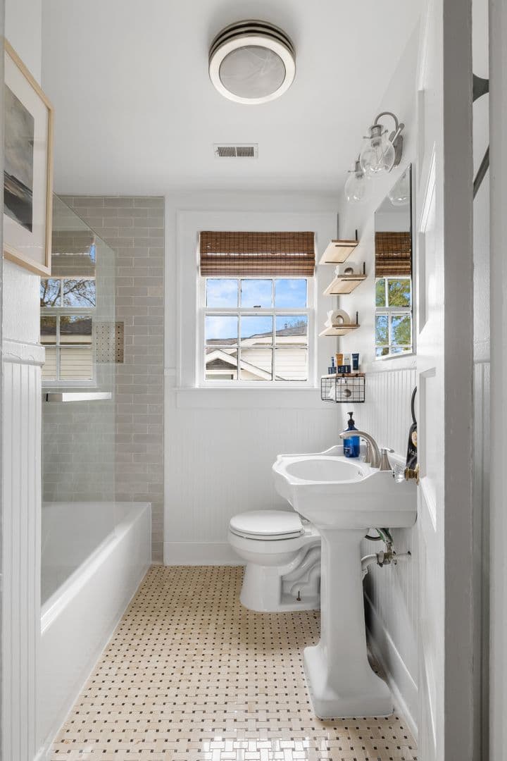 Charleston House: 20 Dunnemann Avenue