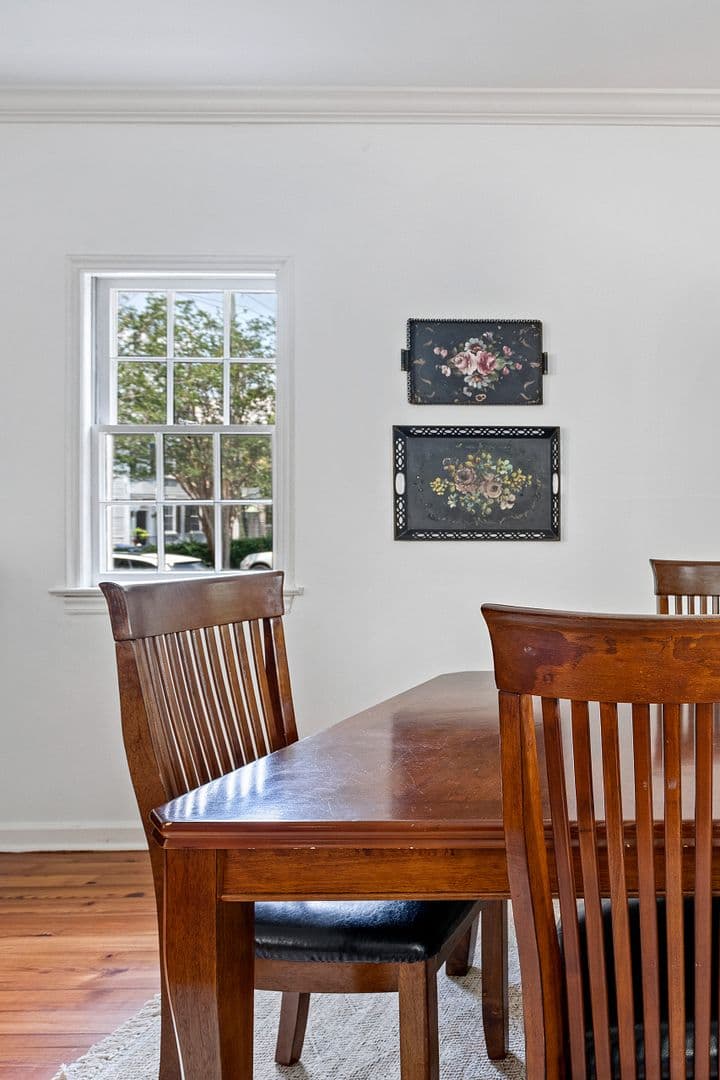 Charleston House: 123 Queen Street