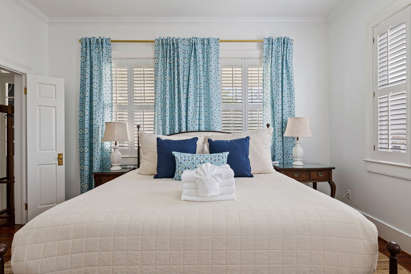 Charleston House: 123 Queen Street