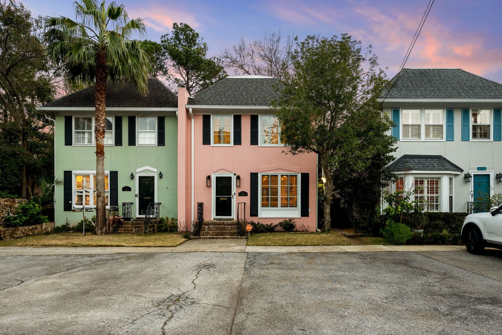 Charleston House: 5 1/2 Bennett Street