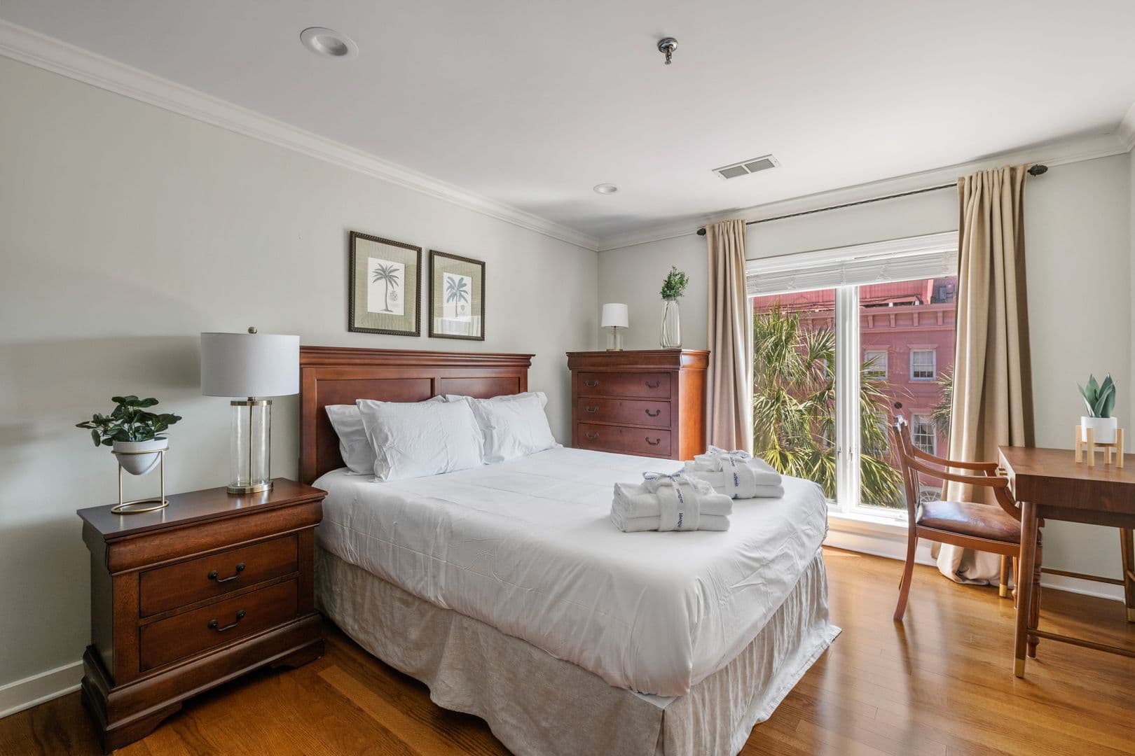 Charleston House: 32 Vendue Range