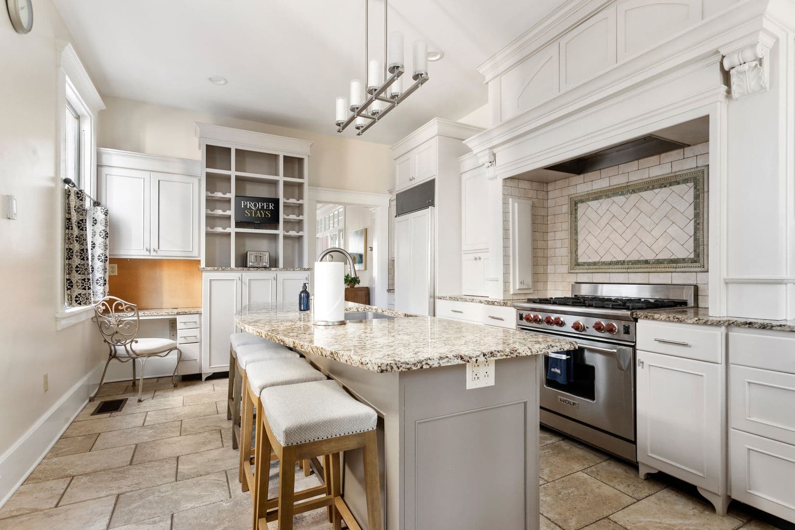 Charleston House: 5 Colonial Street