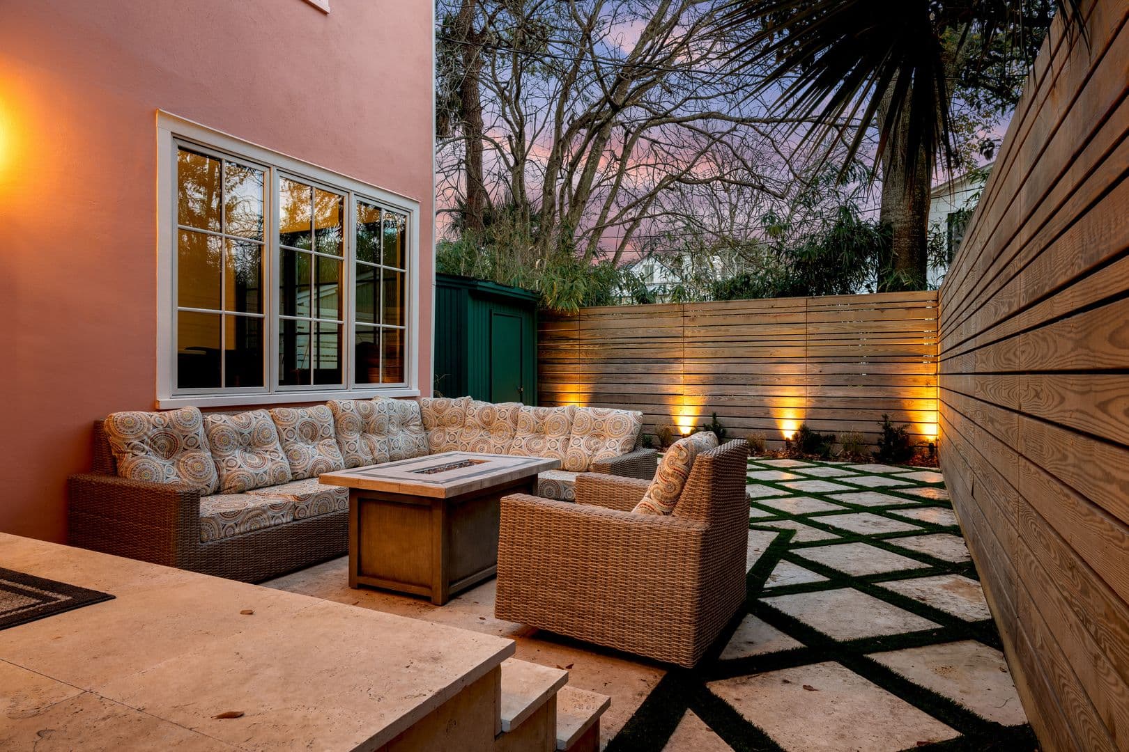 Charleston House: 5 1/2 Bennett Street