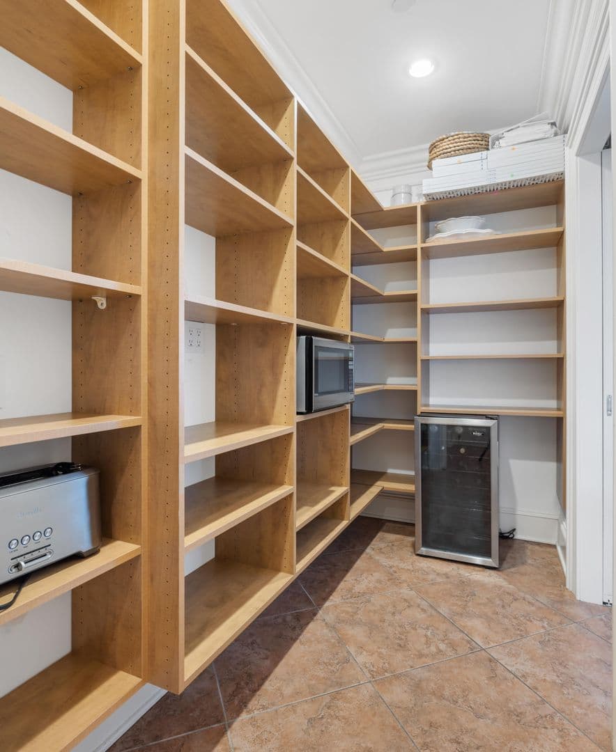 Charleston House: 5 Middle Atlantic Wharf