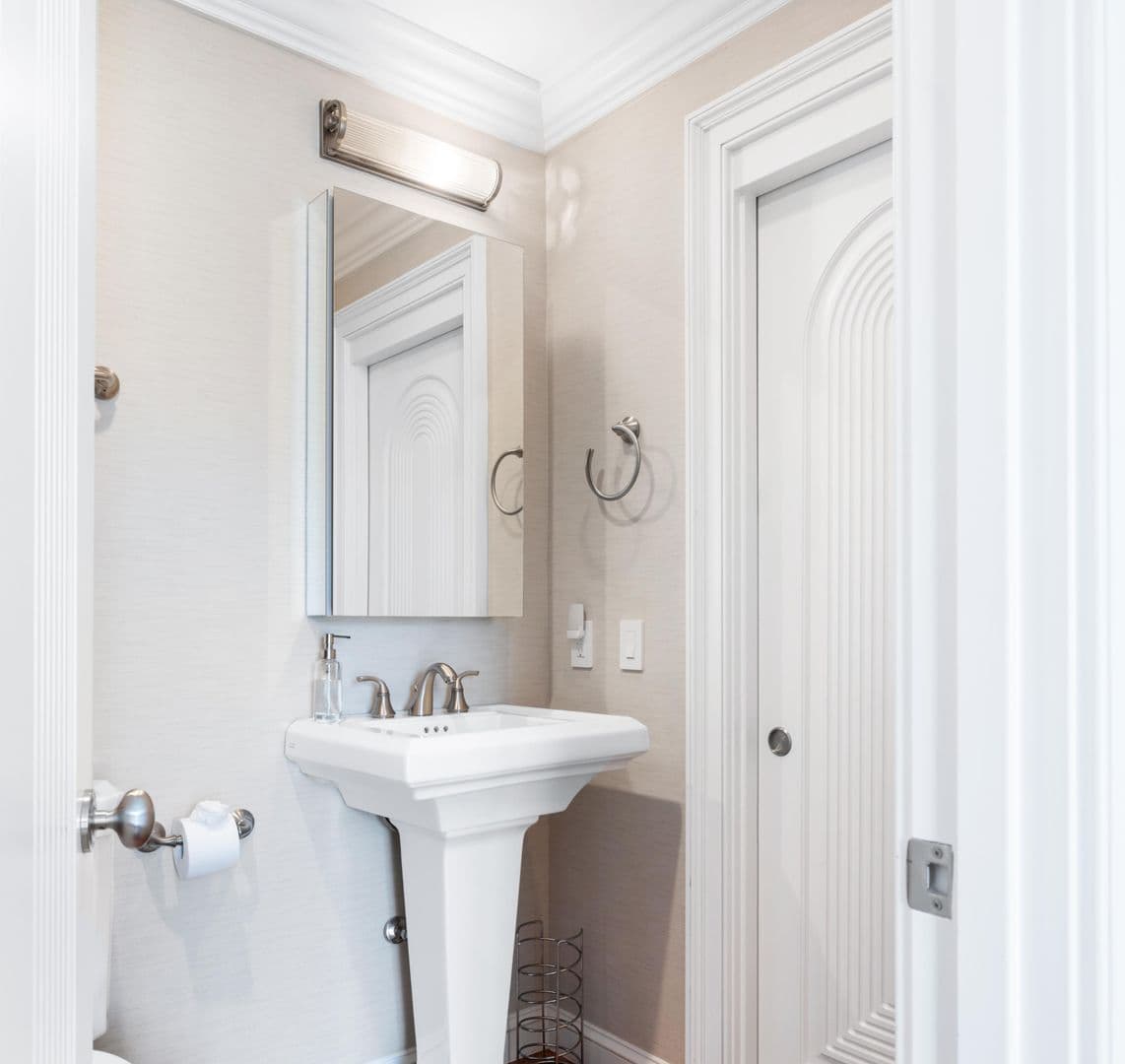 Charleston House: 5 Middle Atlantic Wharf