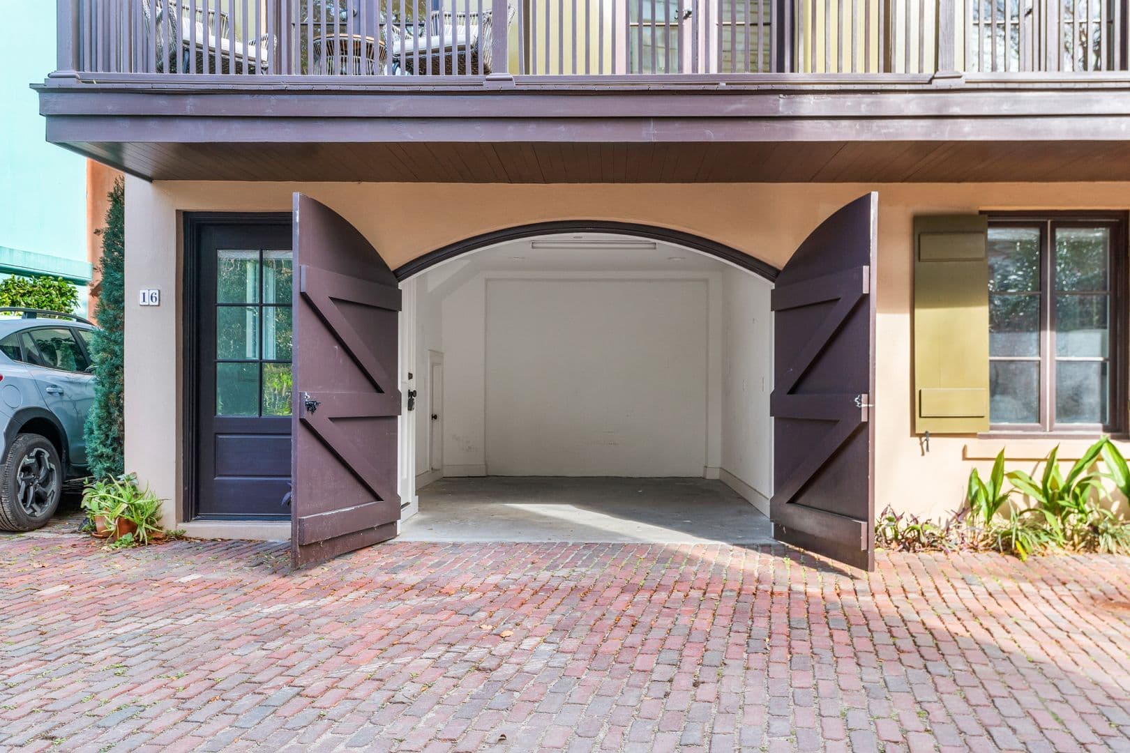 Charleston House: 16 Catfiddle St.