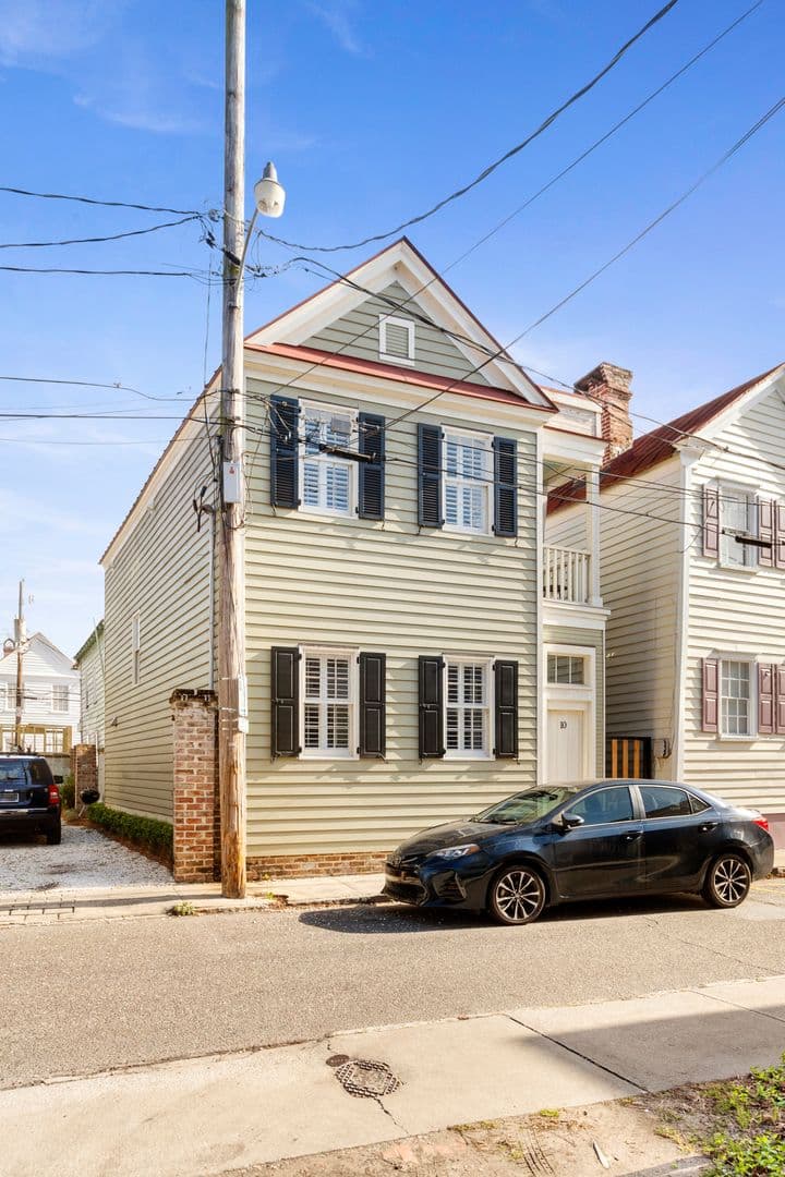 Charleston House: 10 Sires street