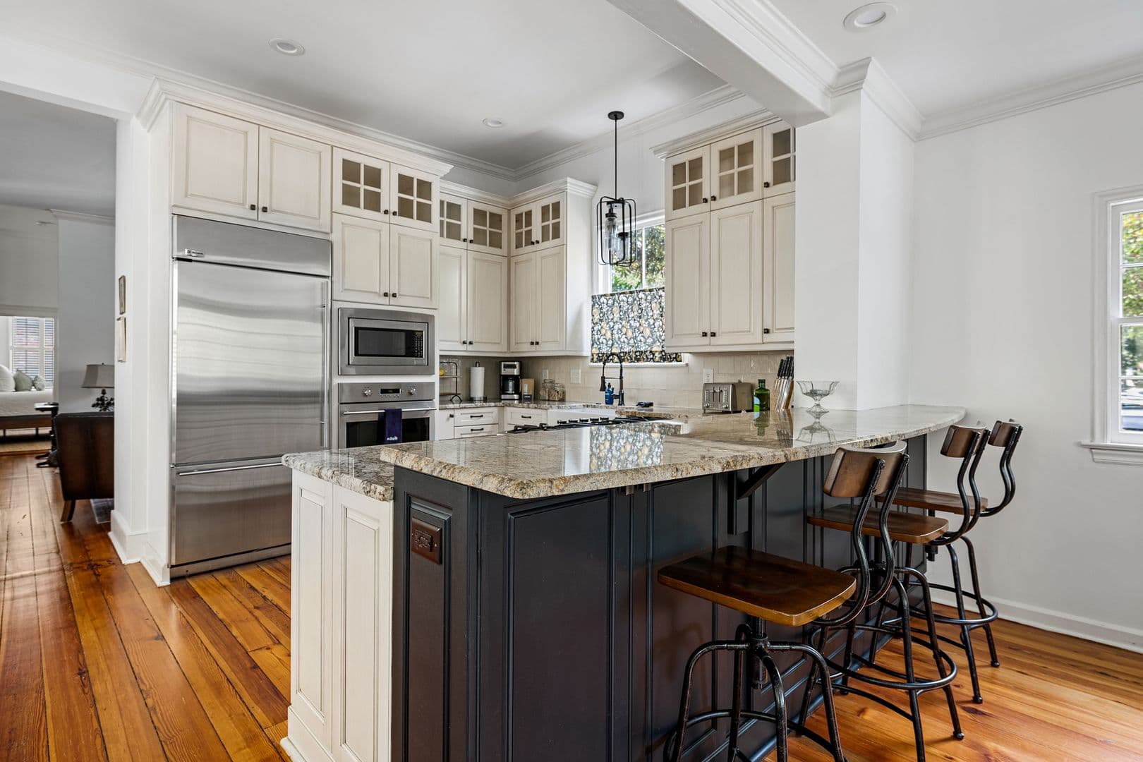 Charleston House: 123 Queen Street