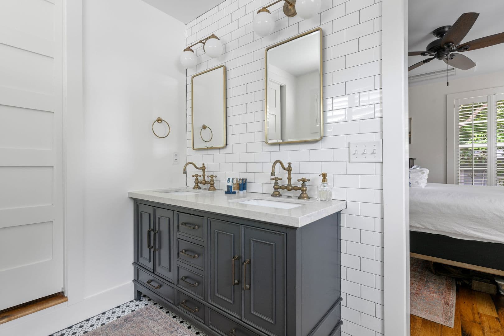 Charleston House: 2 1/2 Larnes Street