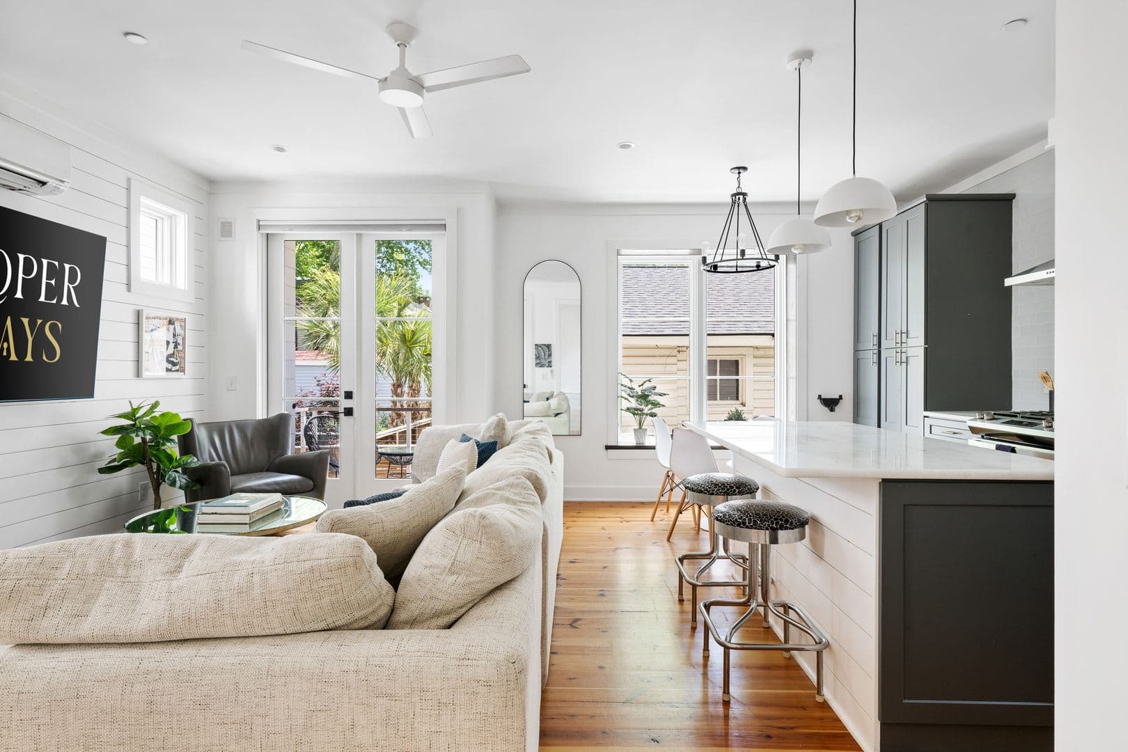 Charleston House: 3 Carrere Court