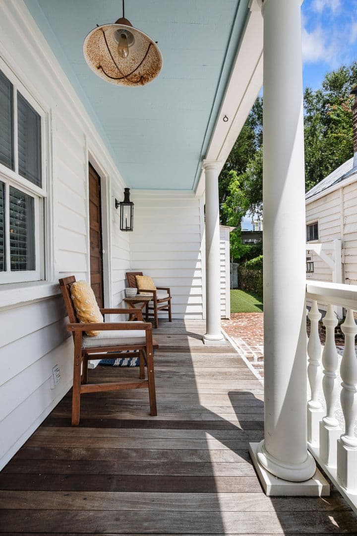 Charleston House: 2 1/2 Larnes Street