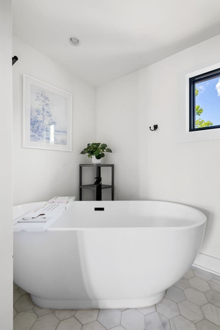 Charleston House: 7 Carrere Court