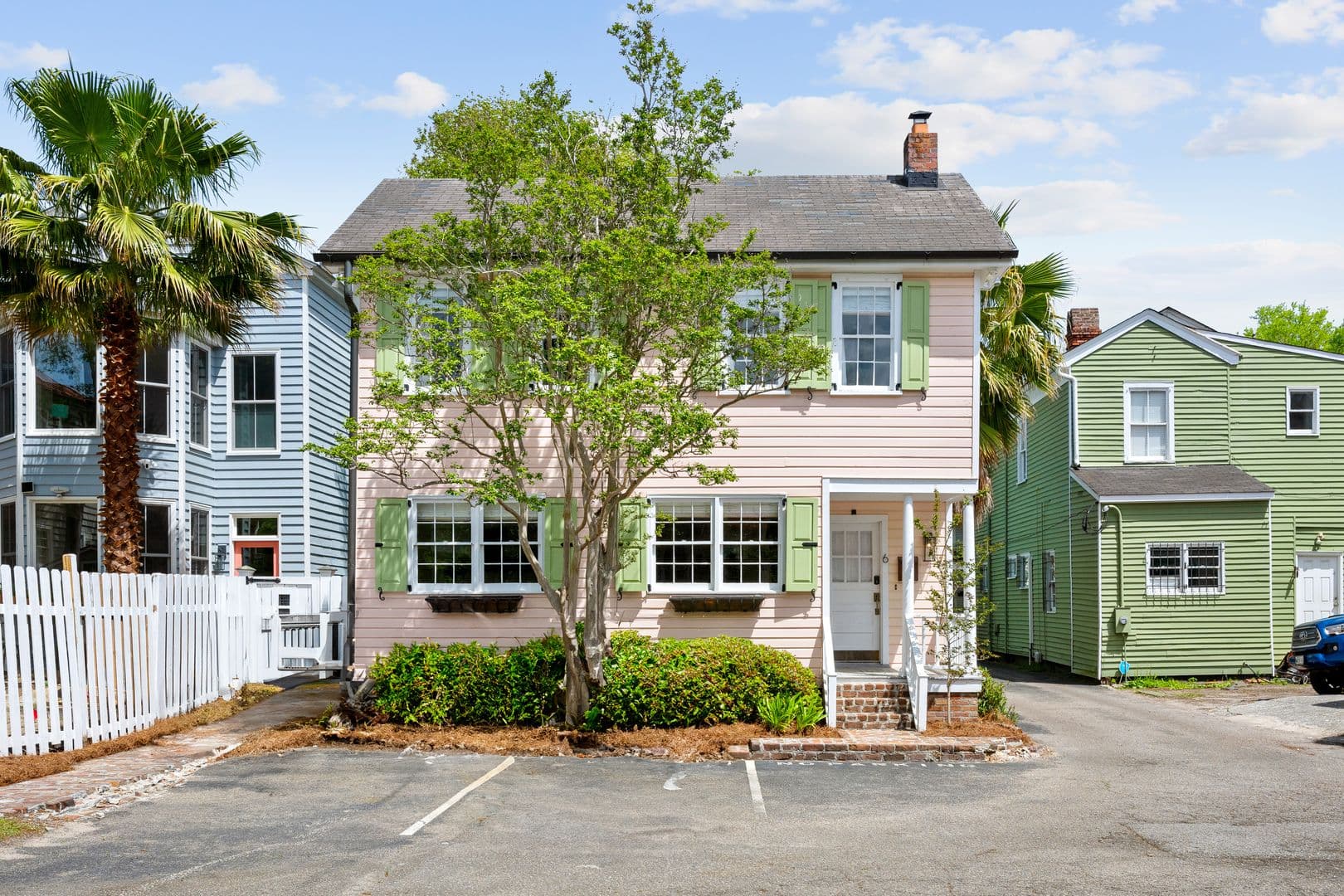 Charleston House: 6 Smith Place